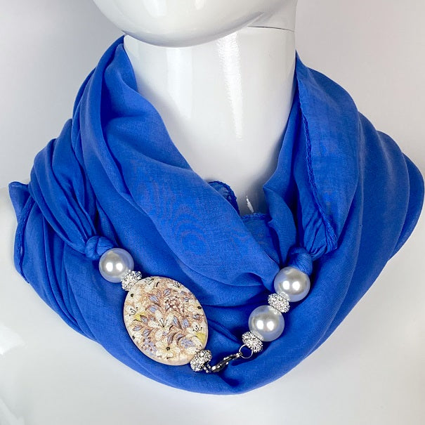 Vestopazzo sciarpa gioiello in tessuto jersey bluette con pendente cuore forato realizzata a mano in alluminio 100% riciclato. Nickel tested AL18049 Vestopazzo sciarpa gioiello in tessuto jersey bluette con pendente cuore forato realizzata a mano in alluminio 100% riciclato. Nickel tested AL18049